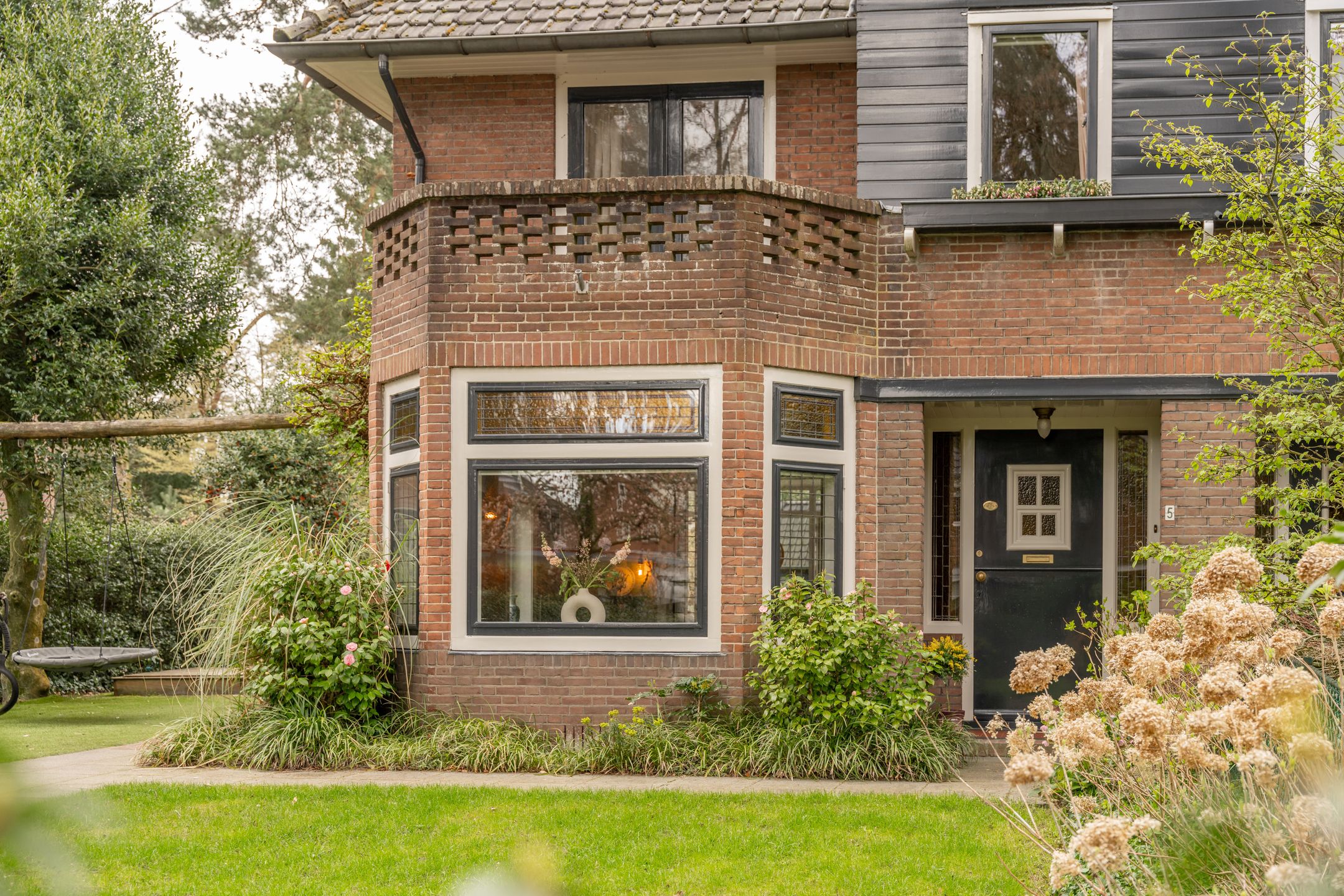 Charming Extended 1930s Semi-Detached Home with Luxury Guest Annex — 50
