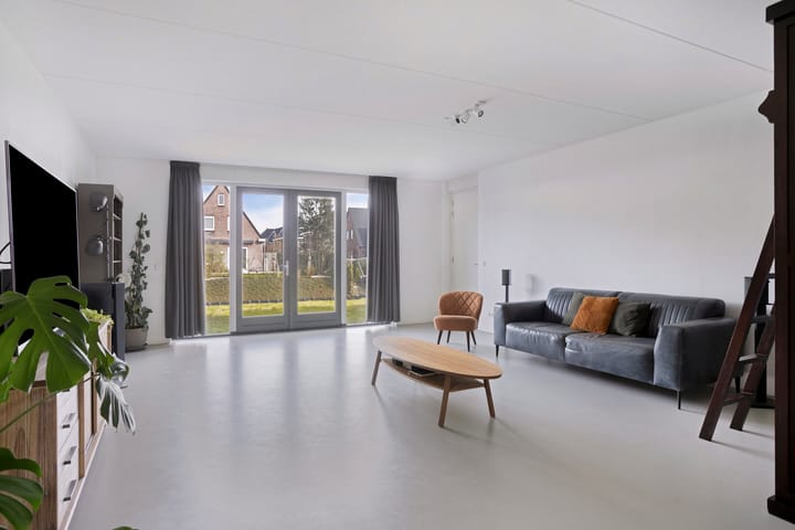 Photo 3 of Oregano 9