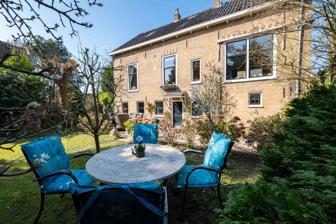 Monumentaal dijkhuis met B&B-potentie in Nieuwenhoorn