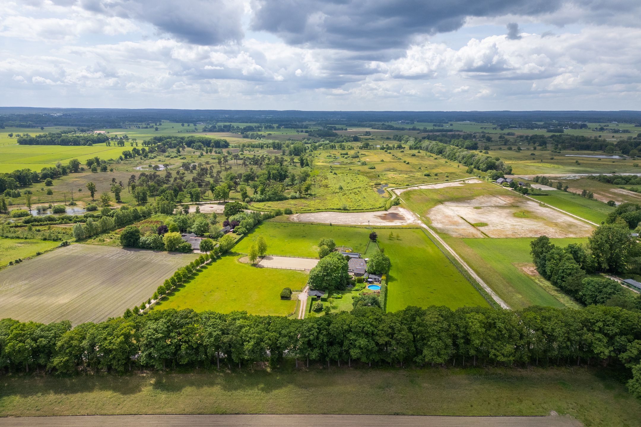 Charmante woonboerderij met gastenverblijf en paardenfaciliteiten op ruim 3 hectare — 56