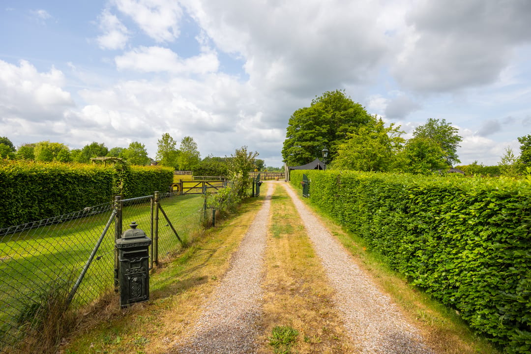 Charmante woonboerderij met gastenverblijf en paardenfaciliteiten op ruim 3 hectare — 57
