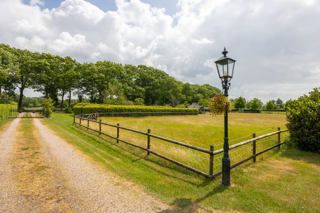 Charmante woonboerderij met gastenverblijf en paardenfaciliteiten op ruim 3 hectare — 87
