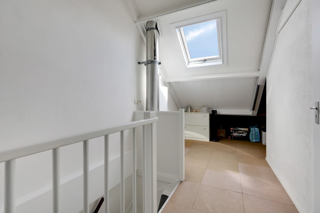 Well-maintained semi-detached home with garden and courtyard location — 33