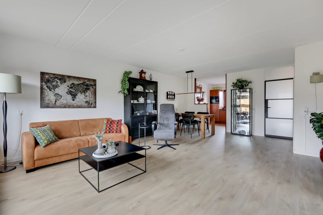 Well-maintained semi-detached home with garden and courtyard location — 14
