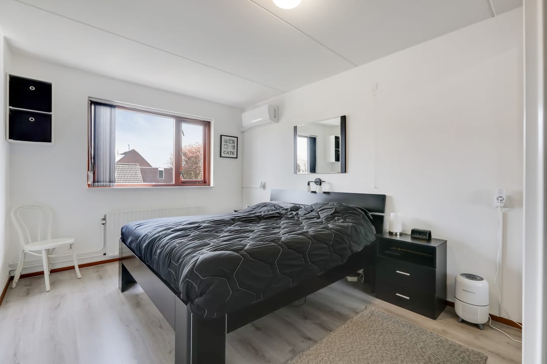 Well-maintained semi-detached home with garden and courtyard location — 24