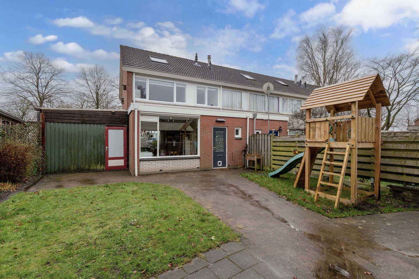 Spacious corner house with 4 bedrooms, carport and extended living area near village centre — 31