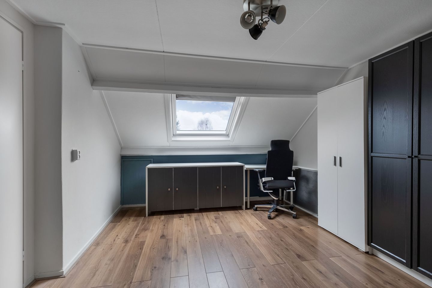 Spacious corner house with 4 bedrooms, carport and extended living area near village centre — 30