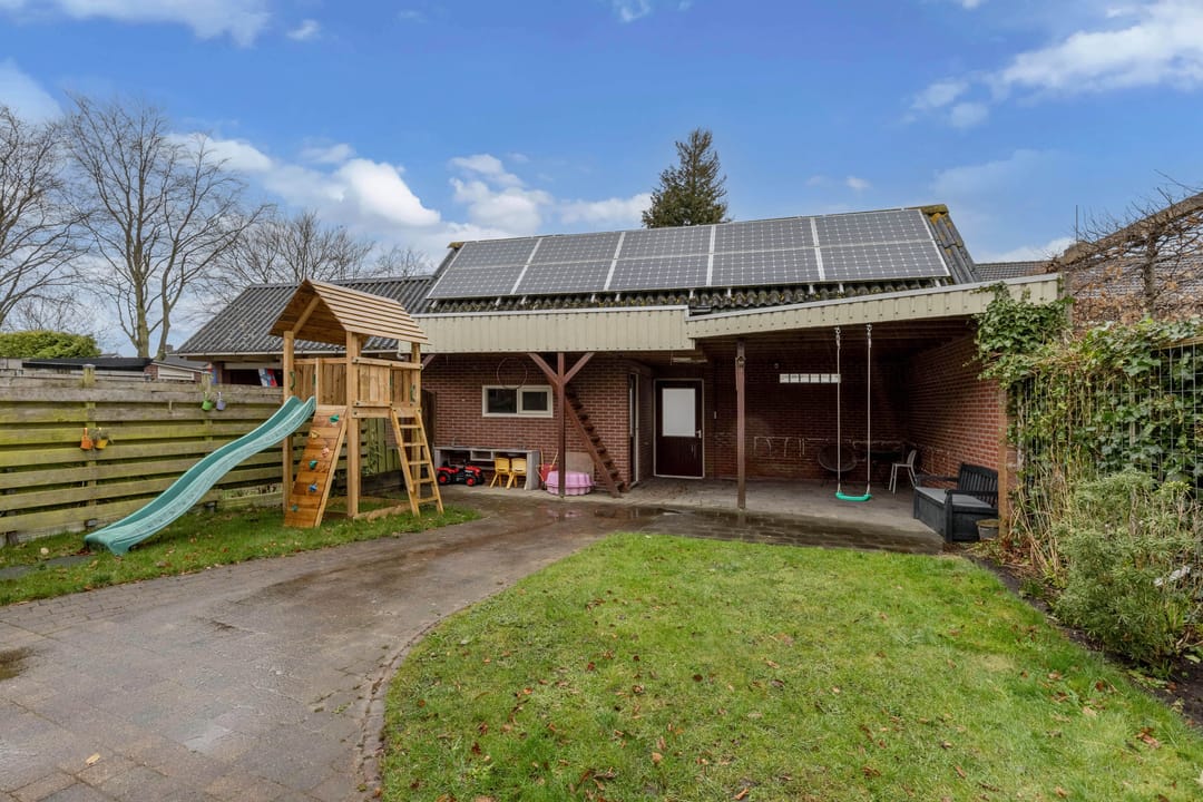 Spacious corner house with 4 bedrooms, carport and extended living area near village centre — 33