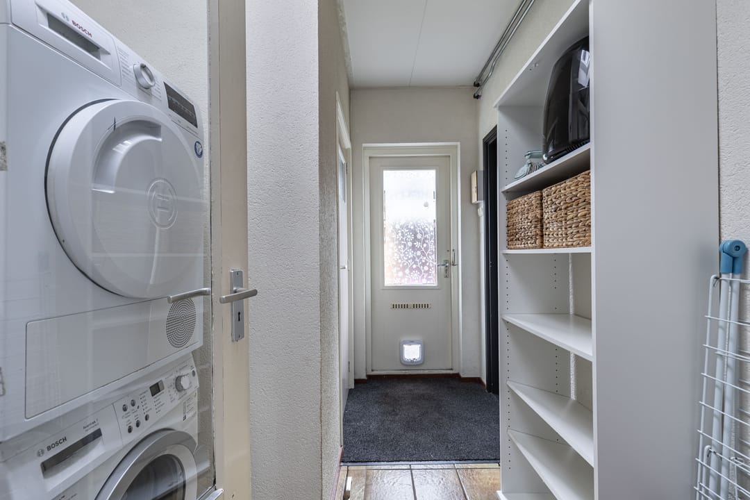 Spacious corner house with 4 bedrooms, carport and extended living area near village centre — 20