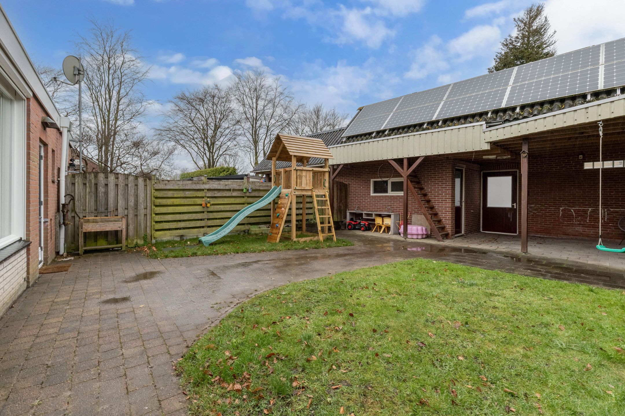 Spacious corner house with 4 bedrooms, carport and extended living area near village centre — 32