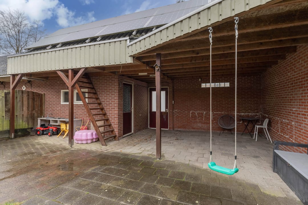 Spacious corner house with 4 bedrooms, carport and extended living area near village centre — 34