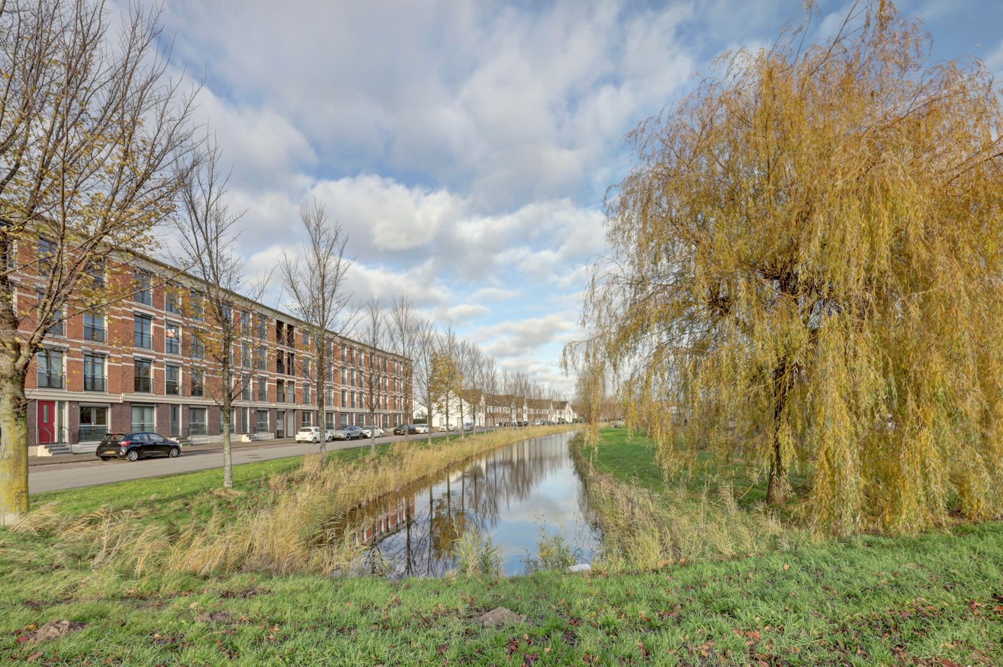 Spacious Penthouse with South-Facing Balcony and Canal Views in Almere Poort — 30