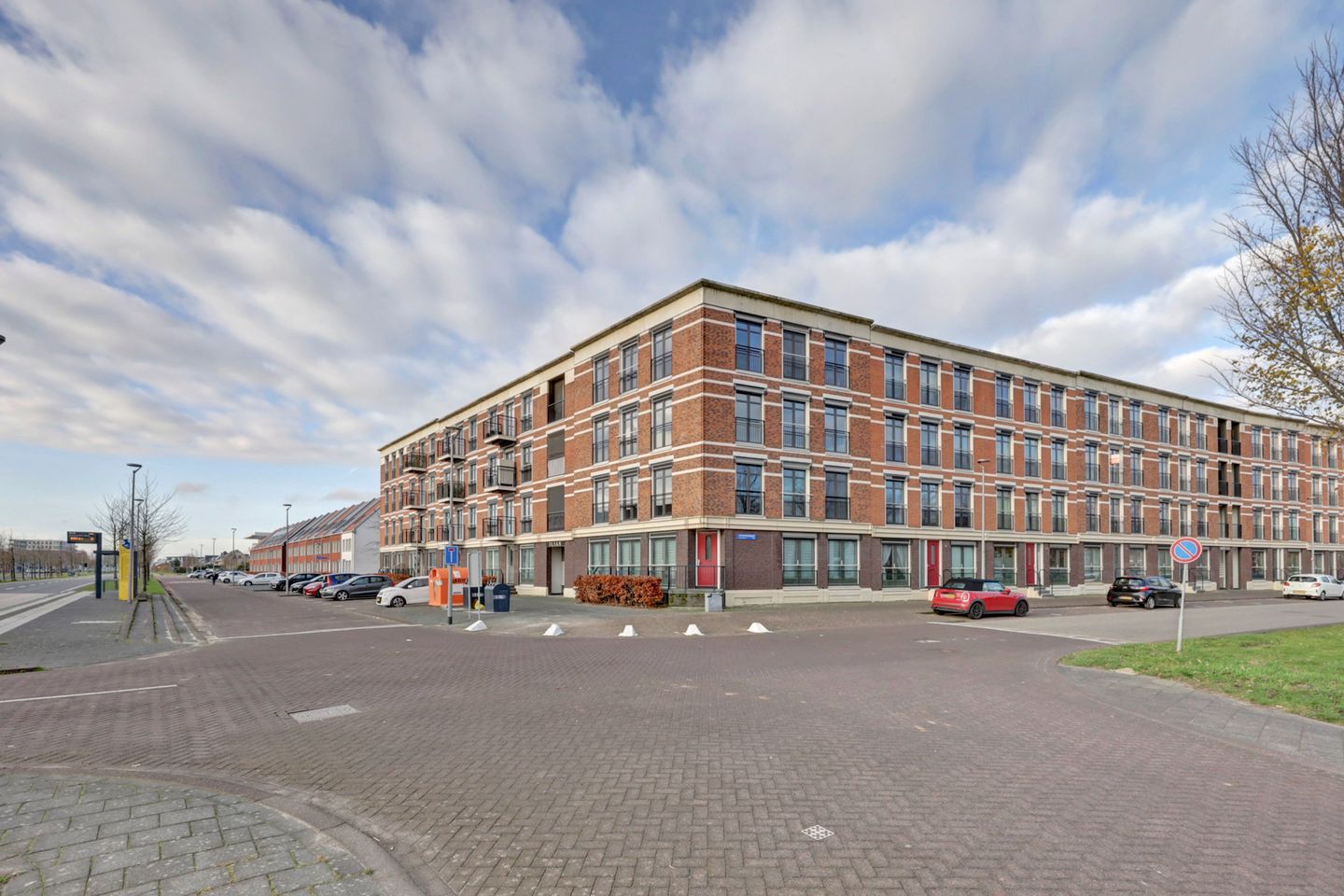 Spacious Penthouse with South-Facing Balcony and Canal Views in Almere Poort — 31