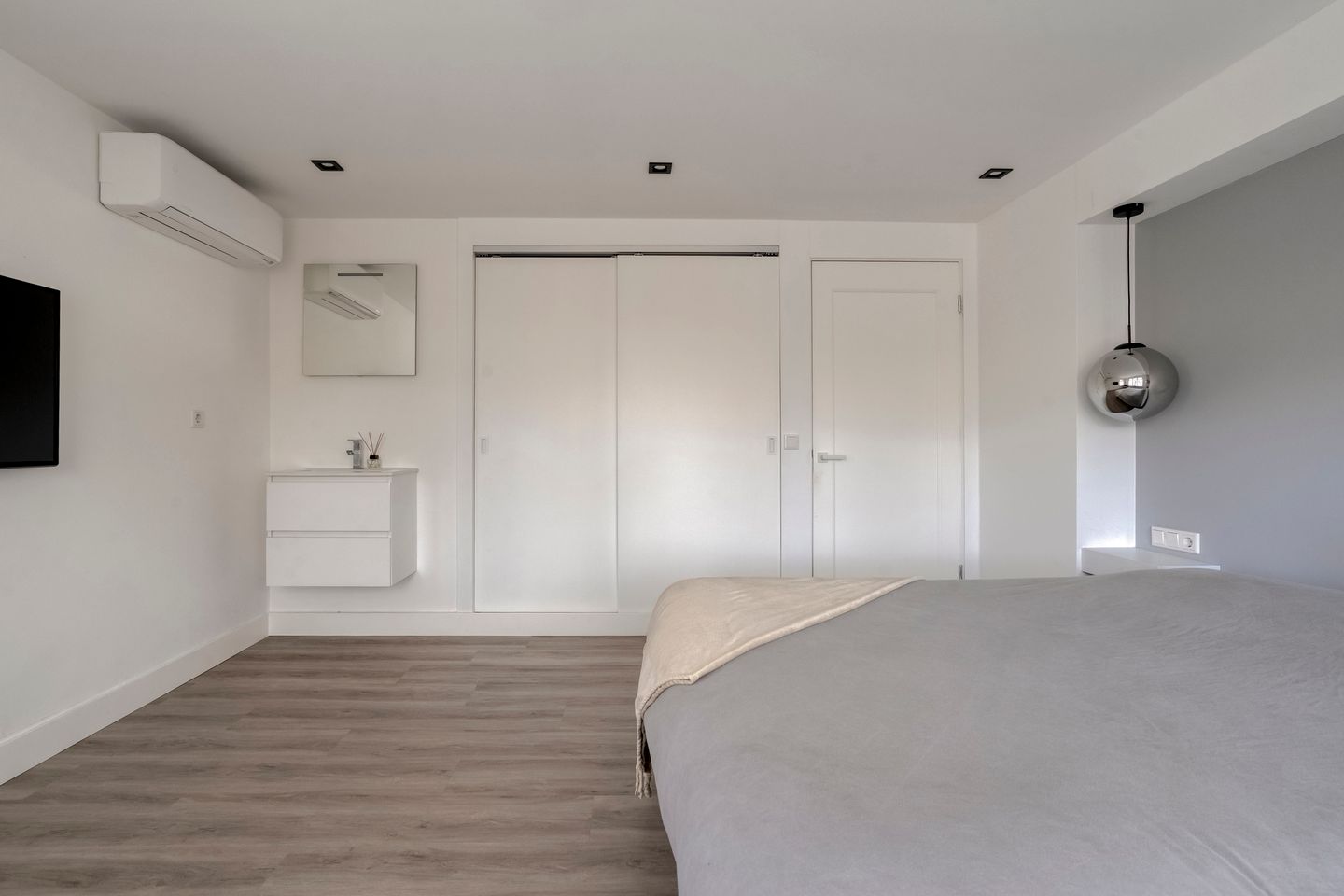 Charming 1930s Semi-Detached Home with Serre and Deep Garden — 25