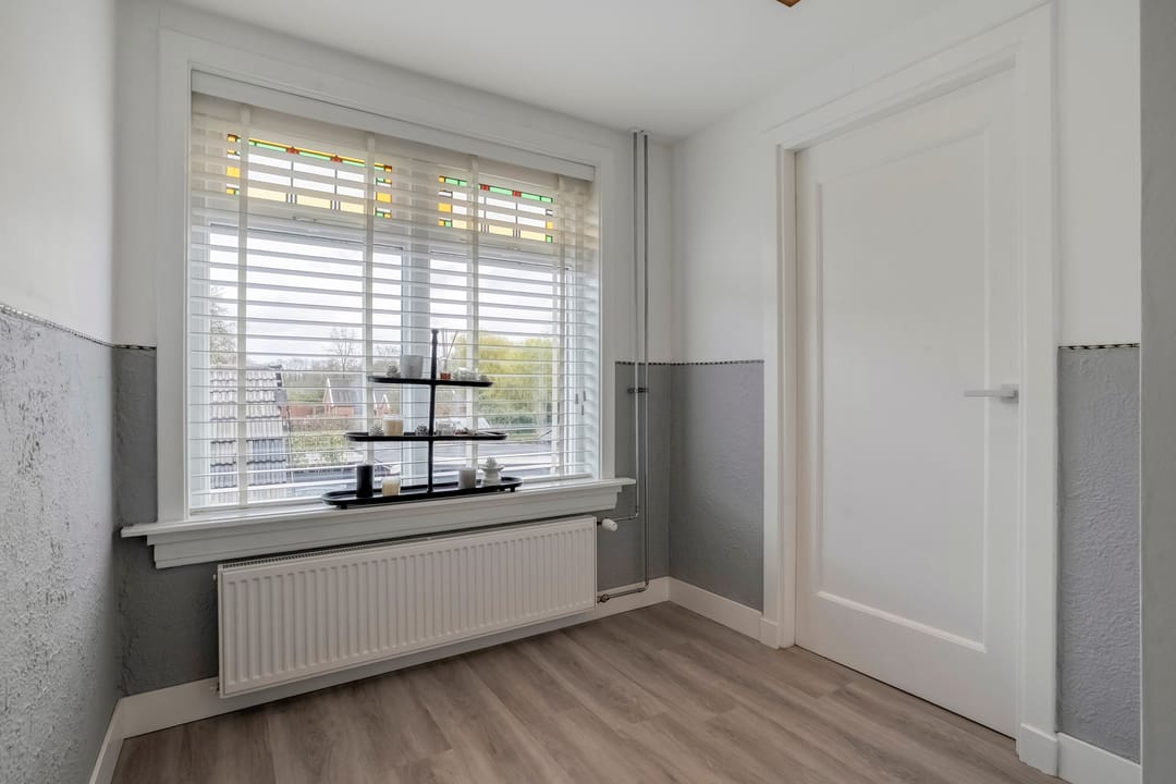 Charming 1930s Semi-Detached Home with Serre and Deep Garden — 27