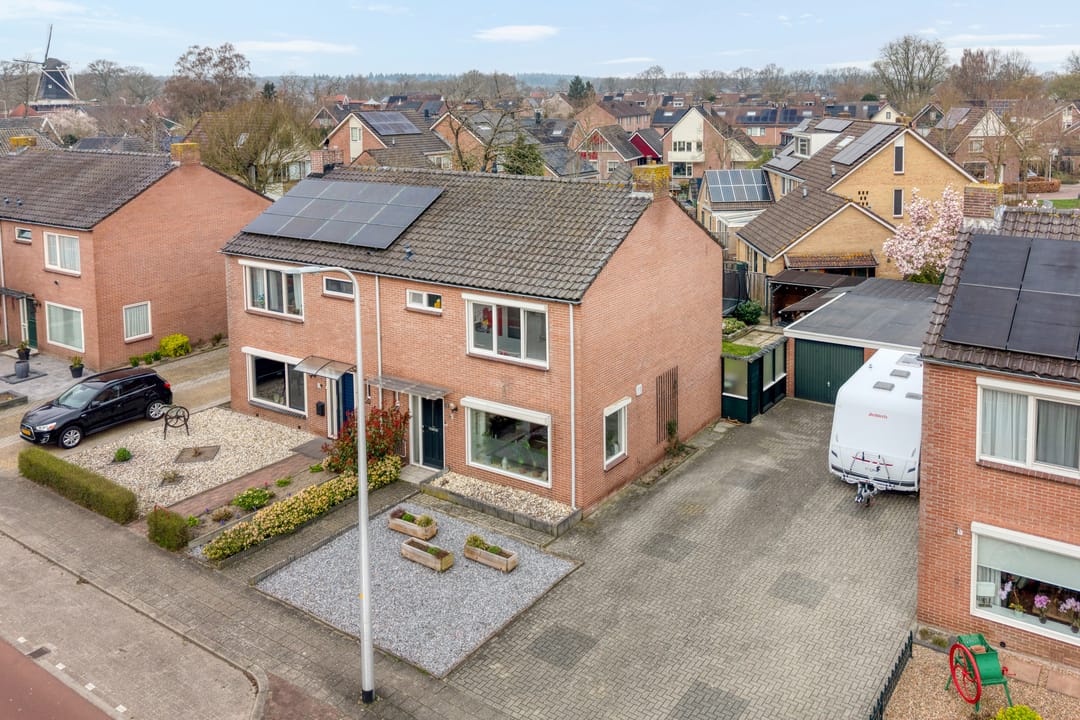 Spacious semi-detached family home with garage in Hellendoorn — 38