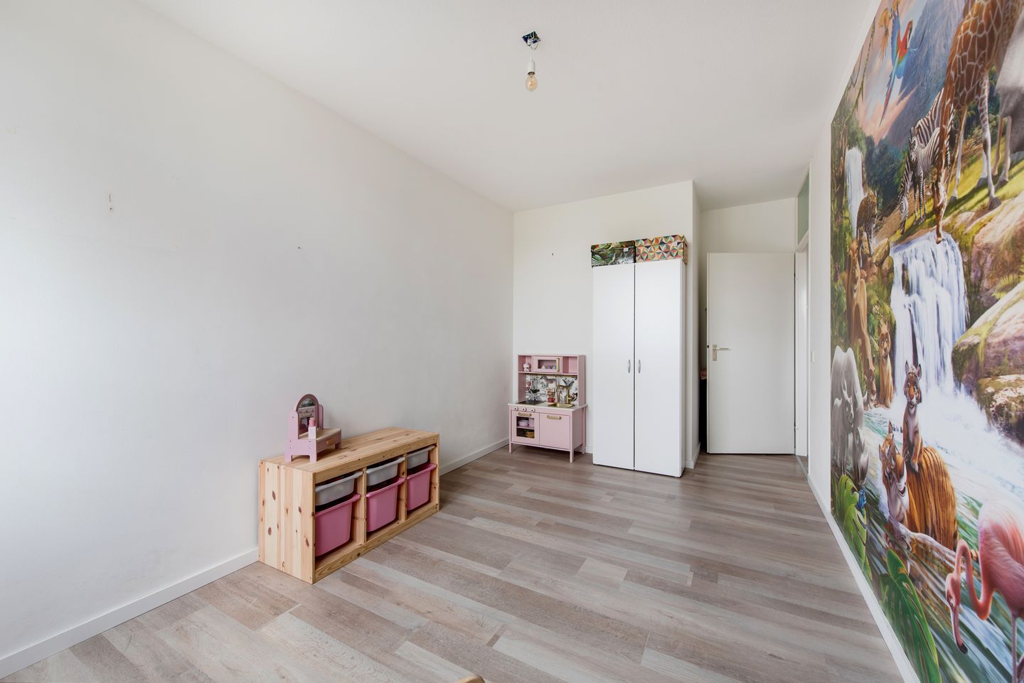 Spacious 4-room apartment with two balconies in green Molenwijk — 14