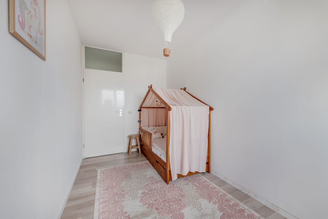 Spacious 4-room apartment with two balconies in green Molenwijk — 16