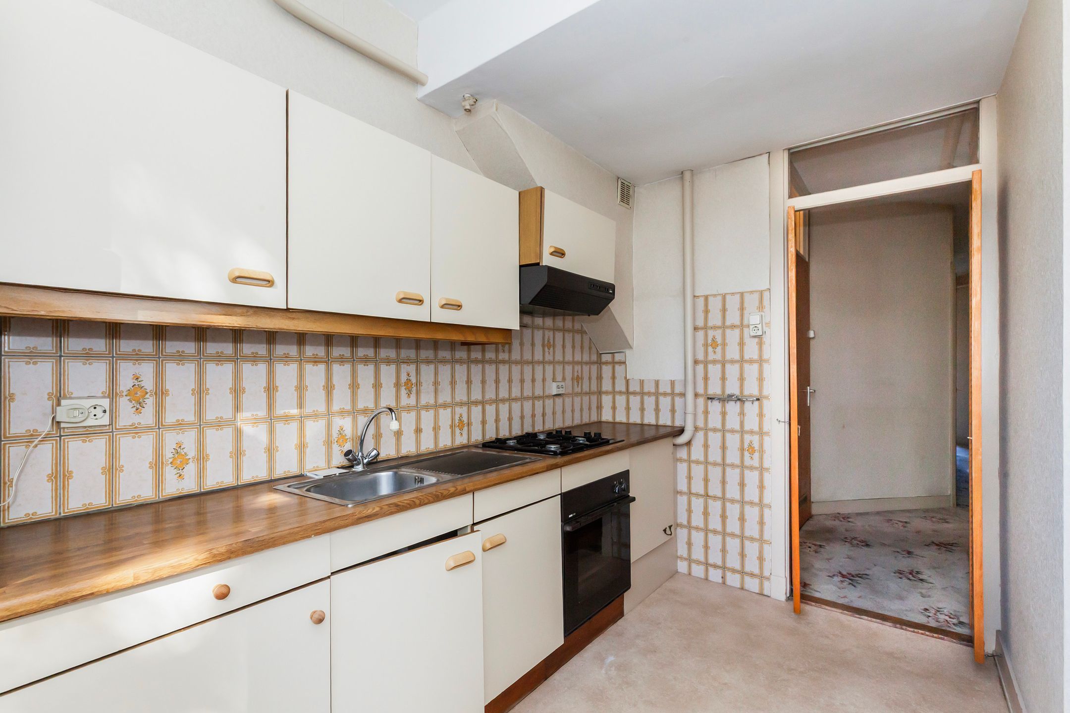 Fixer-Upper Apartment with Southwest Balcony in Blijdorp — 14