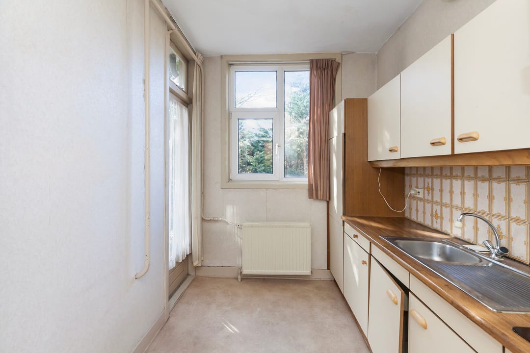 Fixer-Upper Apartment with Southwest Balcony in Blijdorp — 16