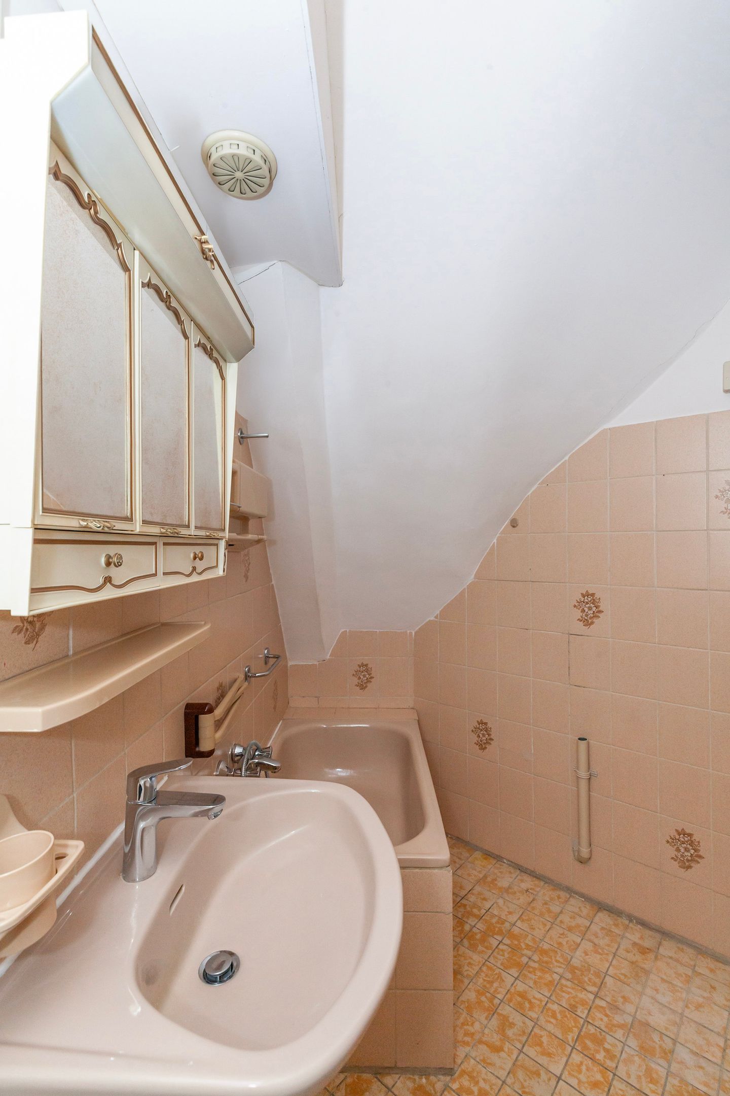 Fixer-Upper Apartment with Southwest Balcony in Blijdorp — 18