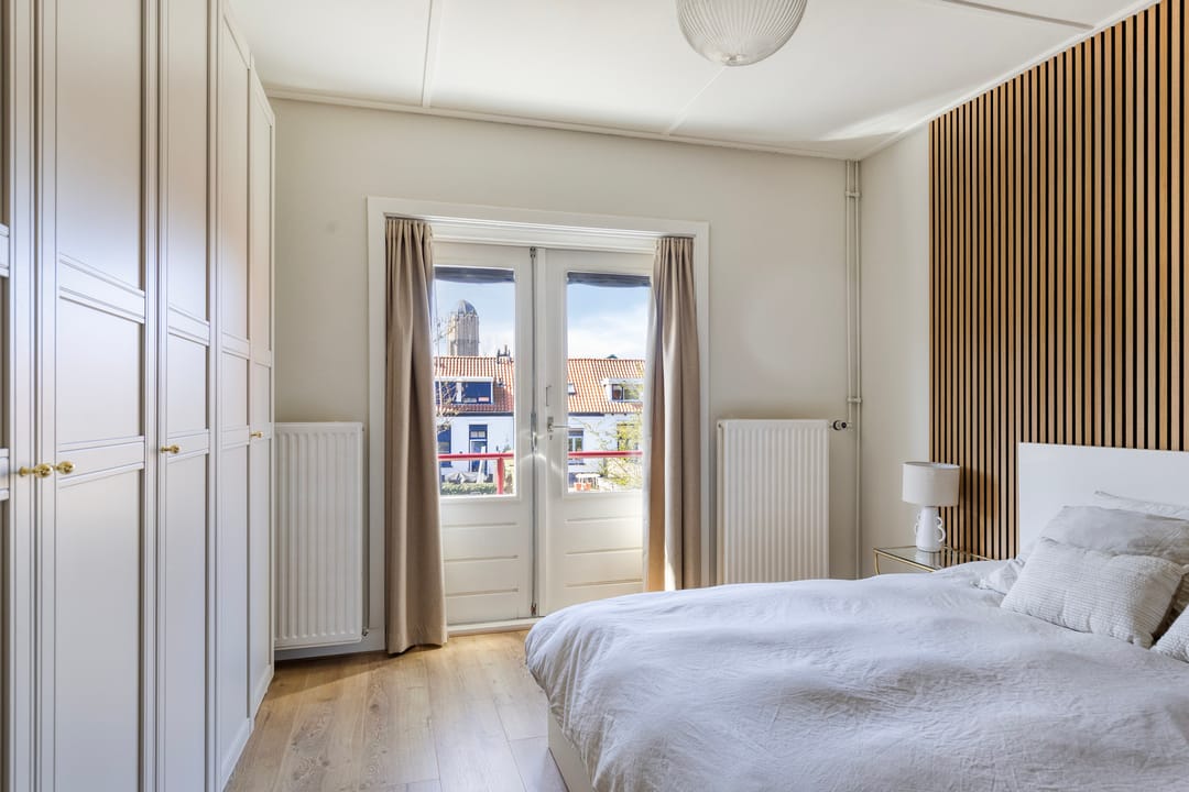Charming Modernized 1930s Corner House with Five Bedrooms and Deep Garden — 16