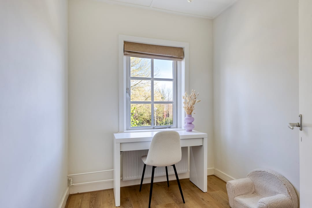 Charming Modernized 1930s Corner House with Five Bedrooms and Deep Garden — 22
