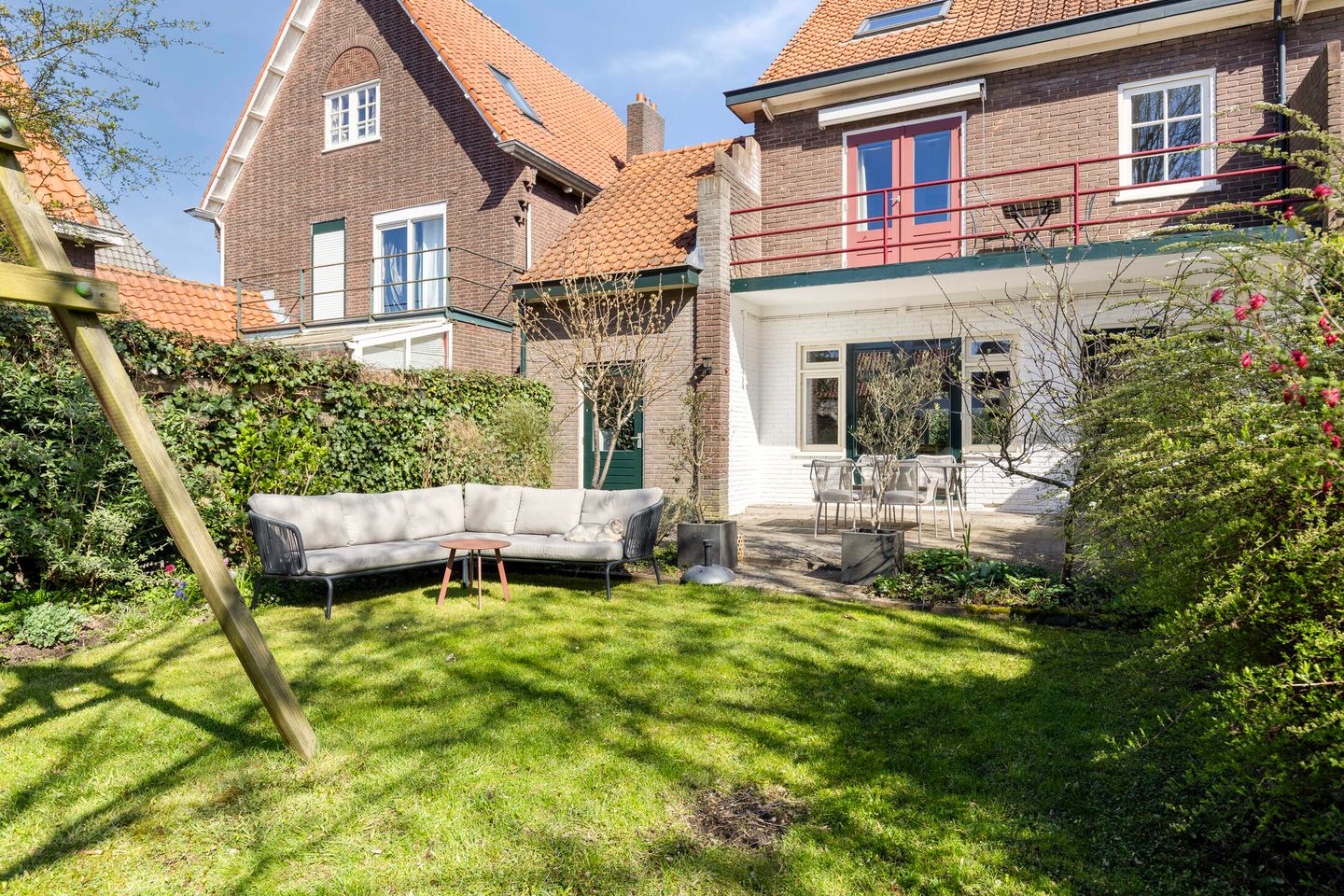 Charming Modernized 1930s Corner House with Five Bedrooms and Deep Garden — 34