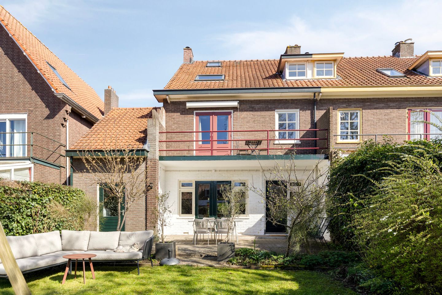 Charming Modernized 1930s Corner House with Five Bedrooms and Deep Garden — 35