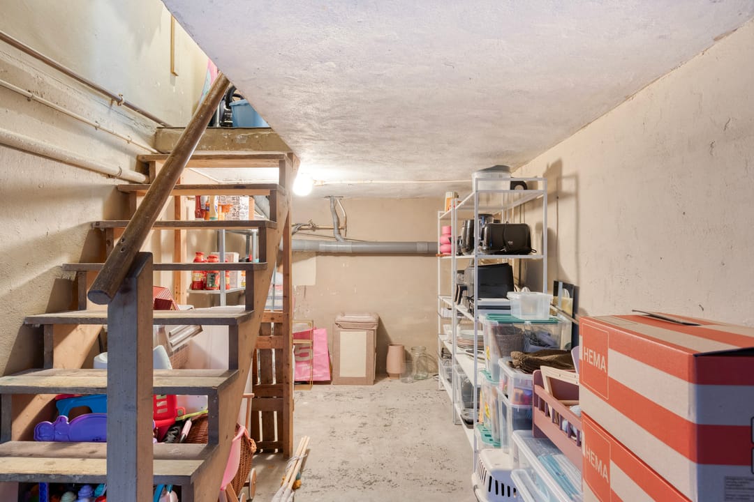 Charming Modernized 1930s Corner House with Five Bedrooms and Deep Garden — 13