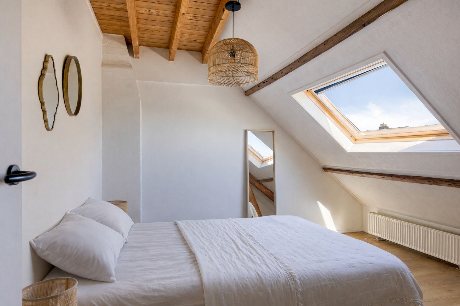 Charming Modernized 1930s Corner House with Five Bedrooms and Deep Garden — 30
