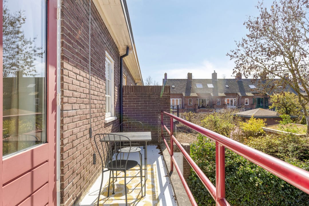 Charming Modernized 1930s Corner House with Five Bedrooms and Deep Garden — 17