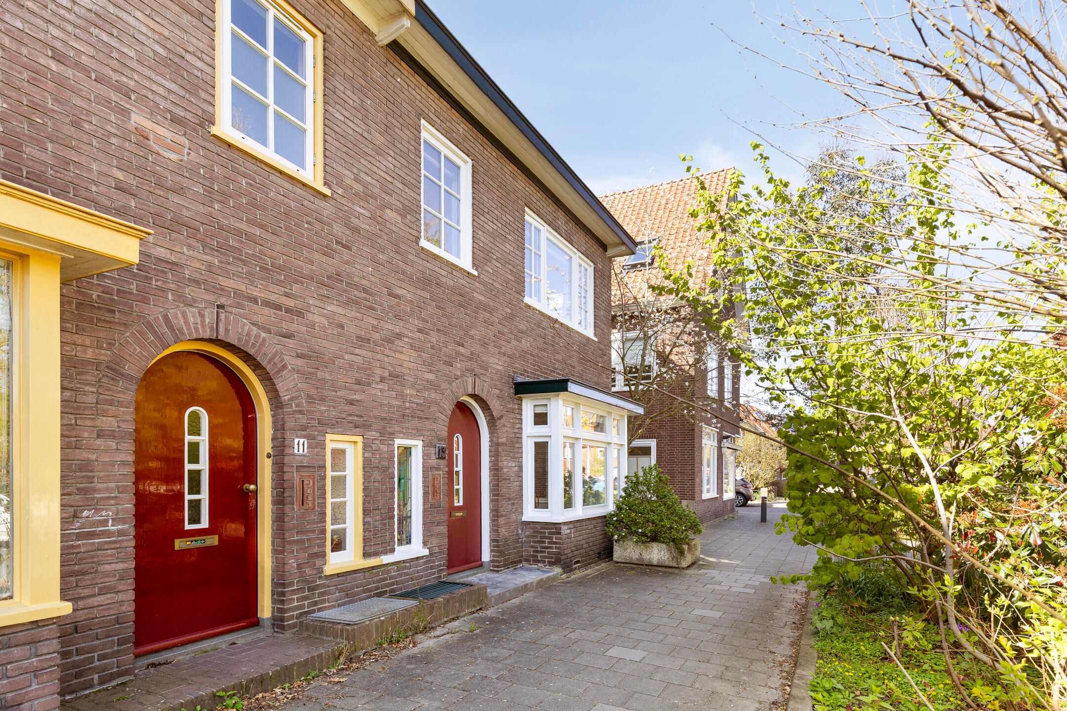 Charming Modernized 1930s Corner House with Five Bedrooms and Deep Garden — 39