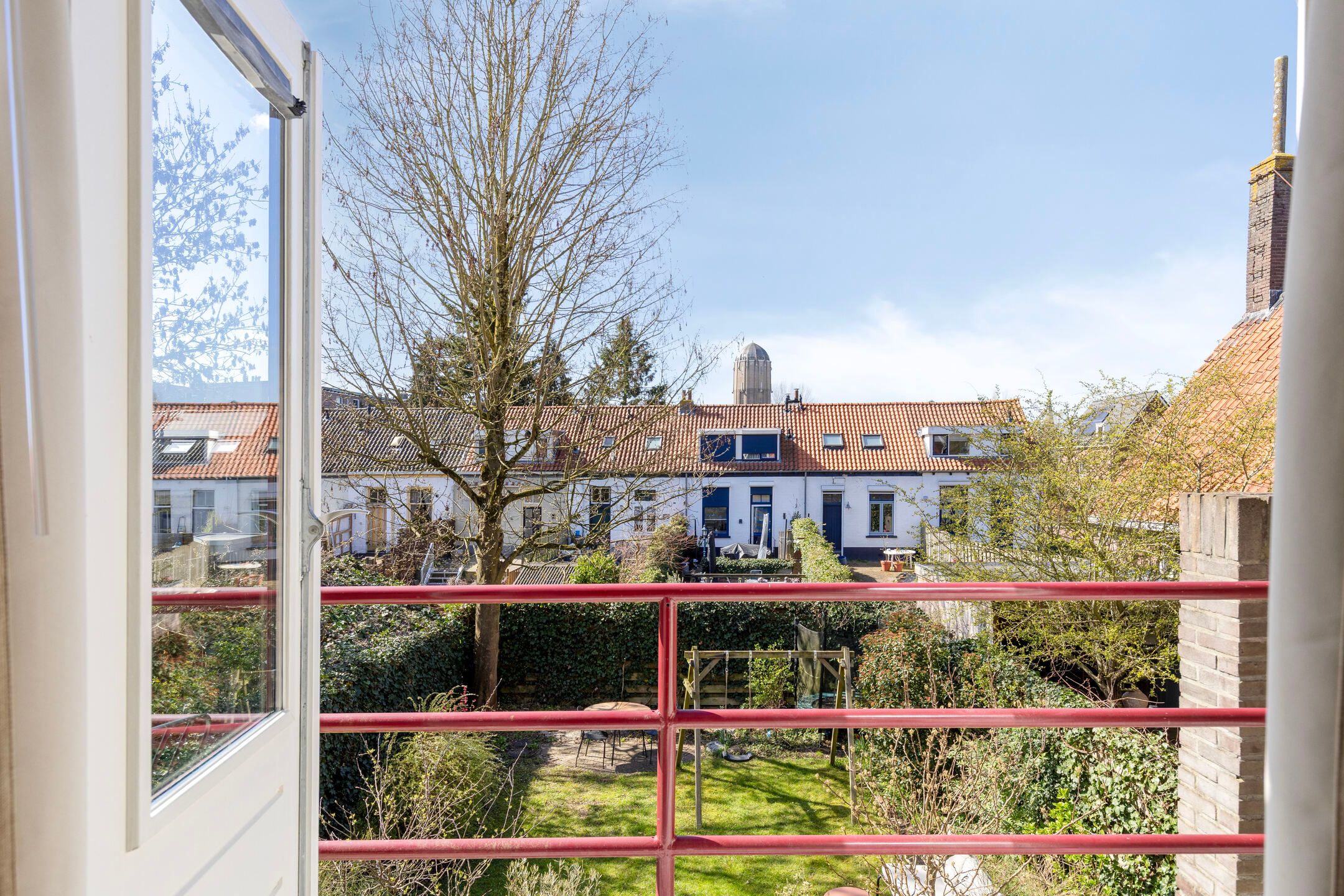 Charming Modernized 1930s Corner House with Five Bedrooms and Deep Garden — 18