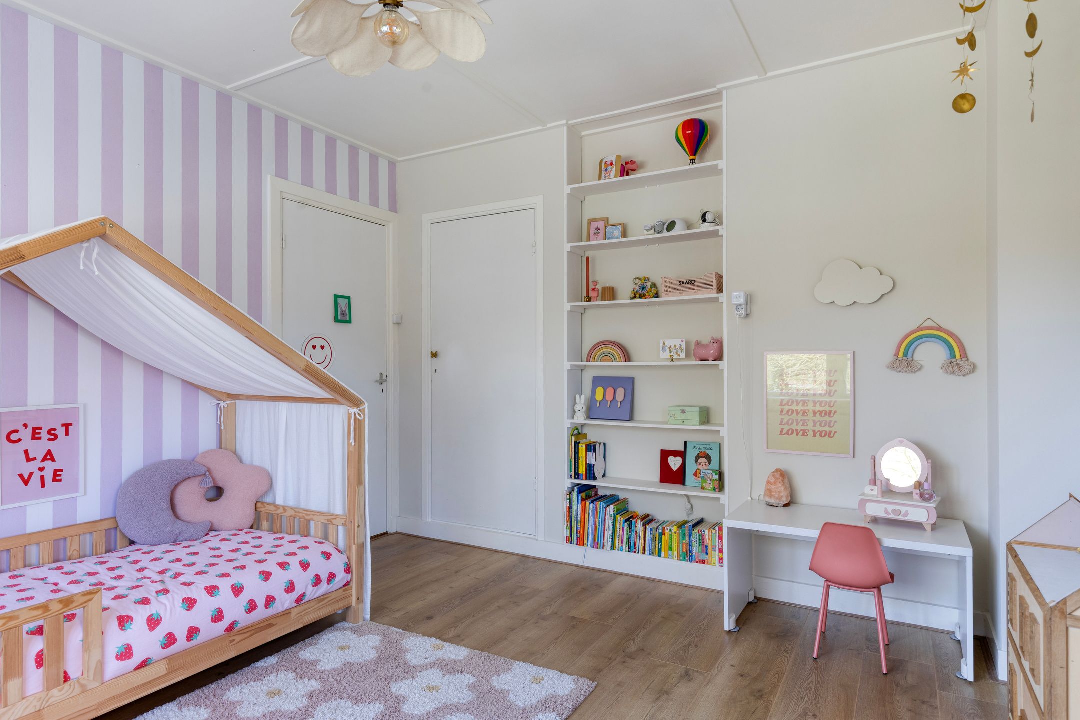 Charming Modernized 1930s Corner House with Five Bedrooms and Deep Garden — 21