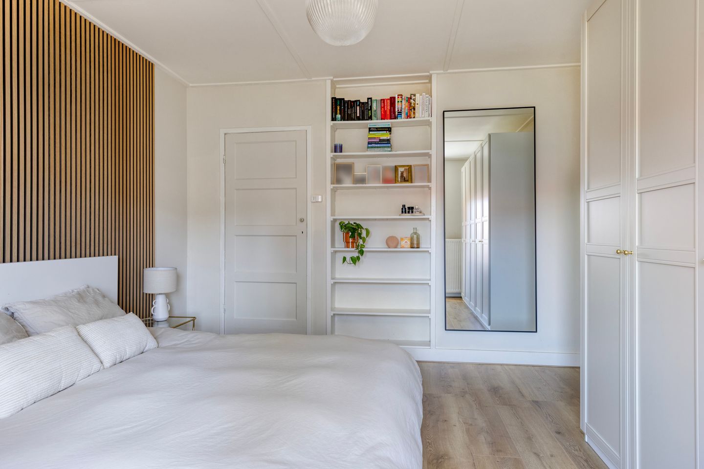 Charming Modernized 1930s Corner House with Five Bedrooms and Deep Garden — 19