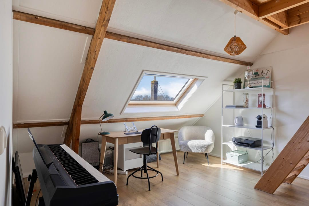 Charming Modernized 1930s Corner House with Five Bedrooms and Deep Garden — 31