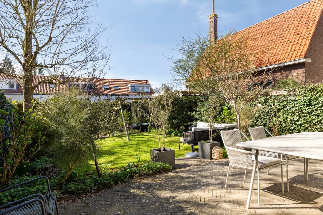 Charming Modernized 1930s Corner House with Five Bedrooms and Deep Garden — 32