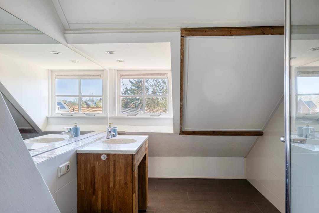 Charming Modernized 1930s Corner House with Five Bedrooms and Deep Garden — 28