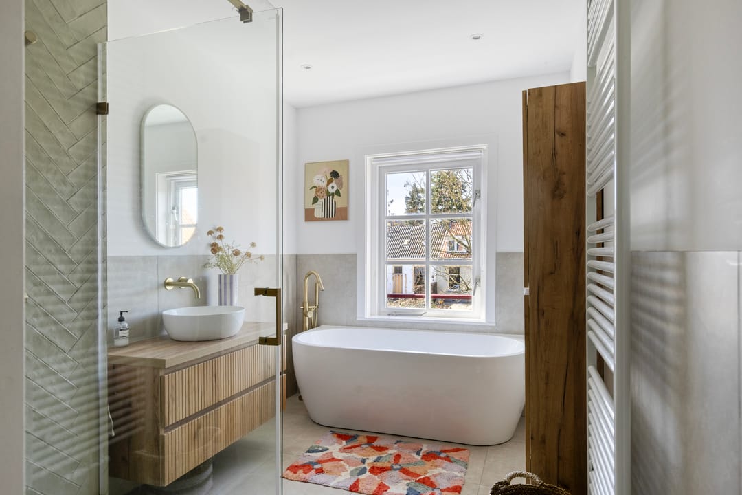 Charming Modernized 1930s Corner House with Five Bedrooms and Deep Garden — 23