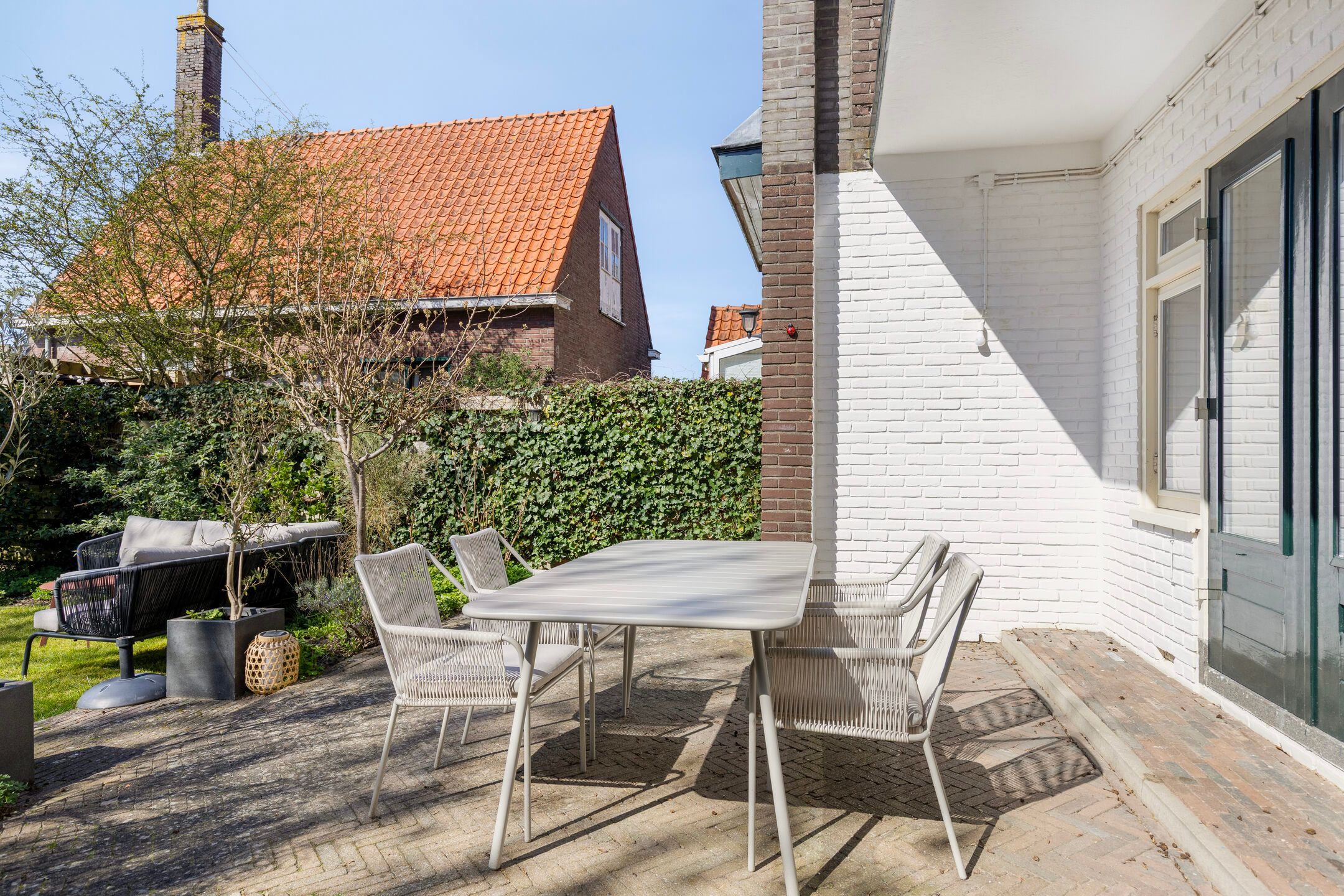 Charming Modernized 1930s Corner House with Five Bedrooms and Deep Garden — 36