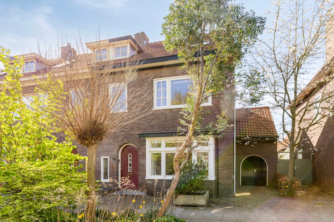 Charming Modernized 1930s Corner House with Five Bedrooms and Deep Garden — 37