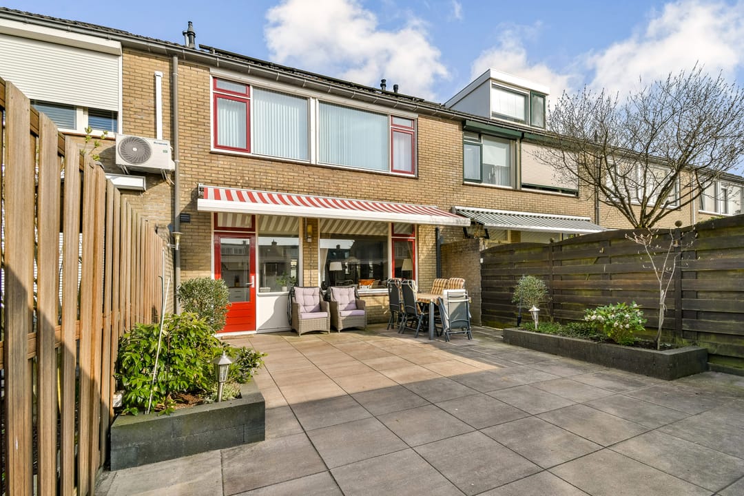 Spacious Family Home with Solar Panels and Air Conditioning in Sterrenburg — 16