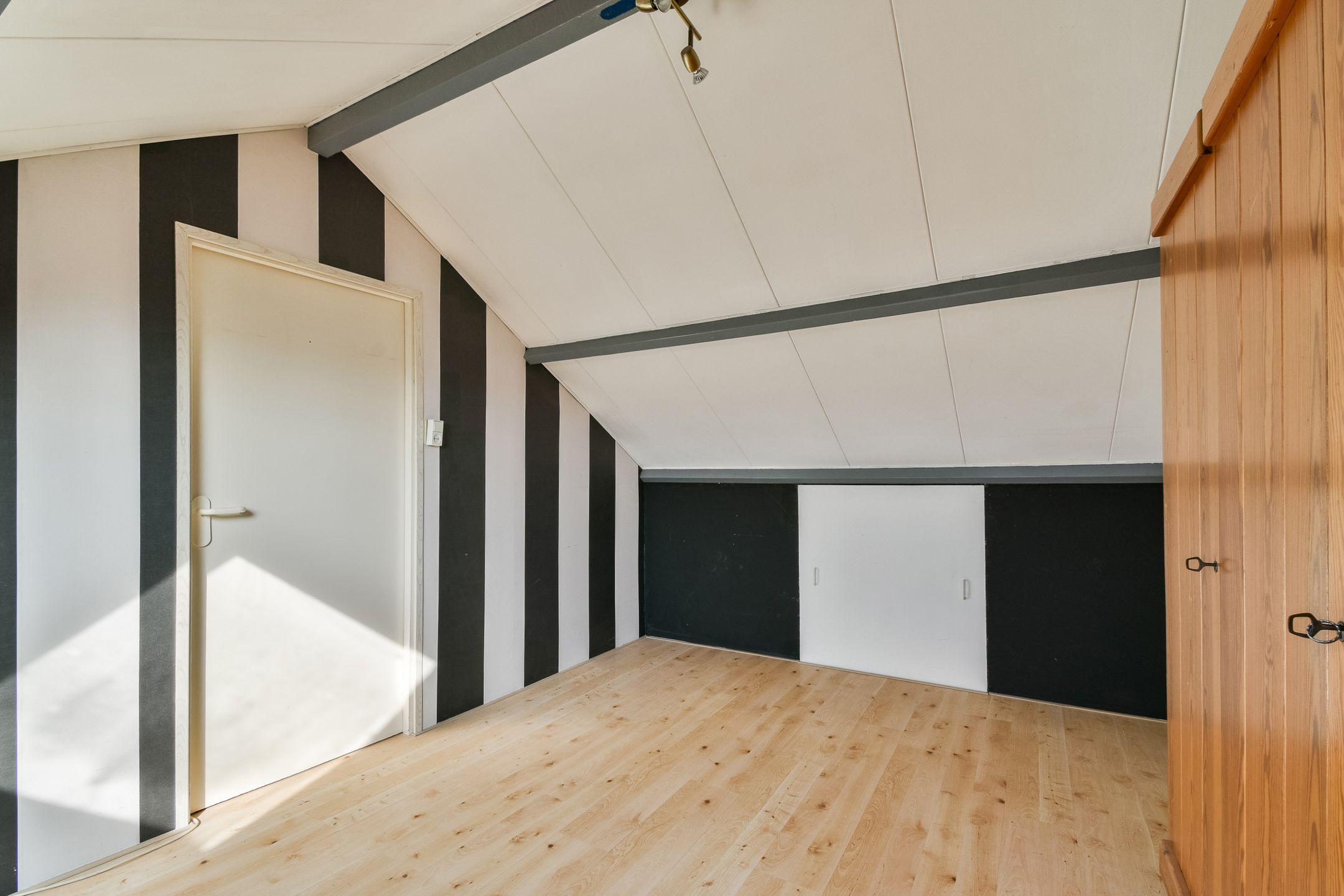 Spacious Family Home with Solar Panels and Air Conditioning in Sterrenburg — 14