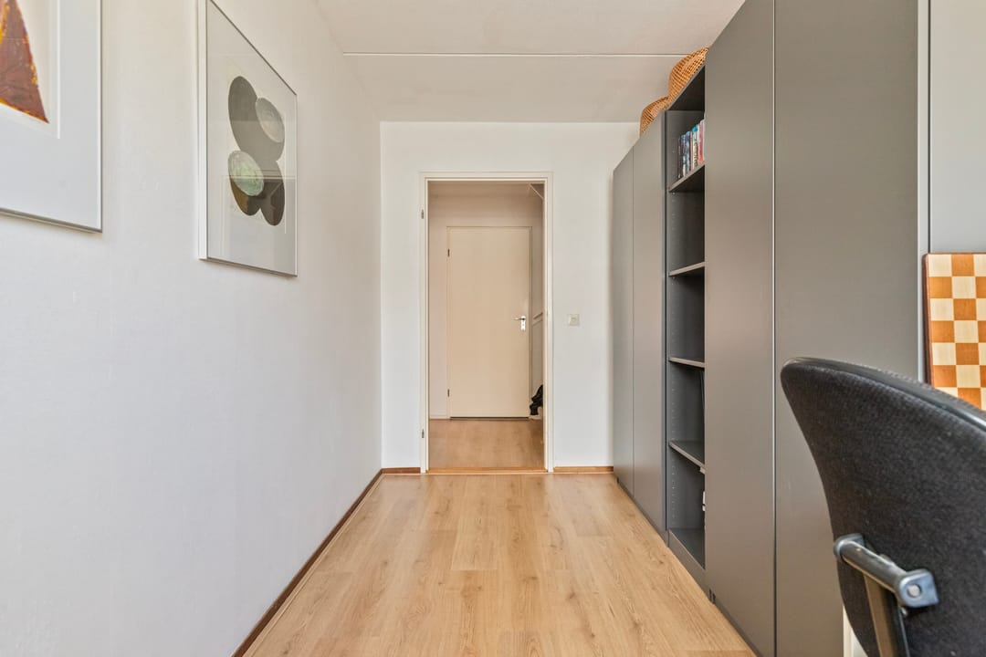 Move-in Ready Family Home with Modern Finishes and Garden — 22