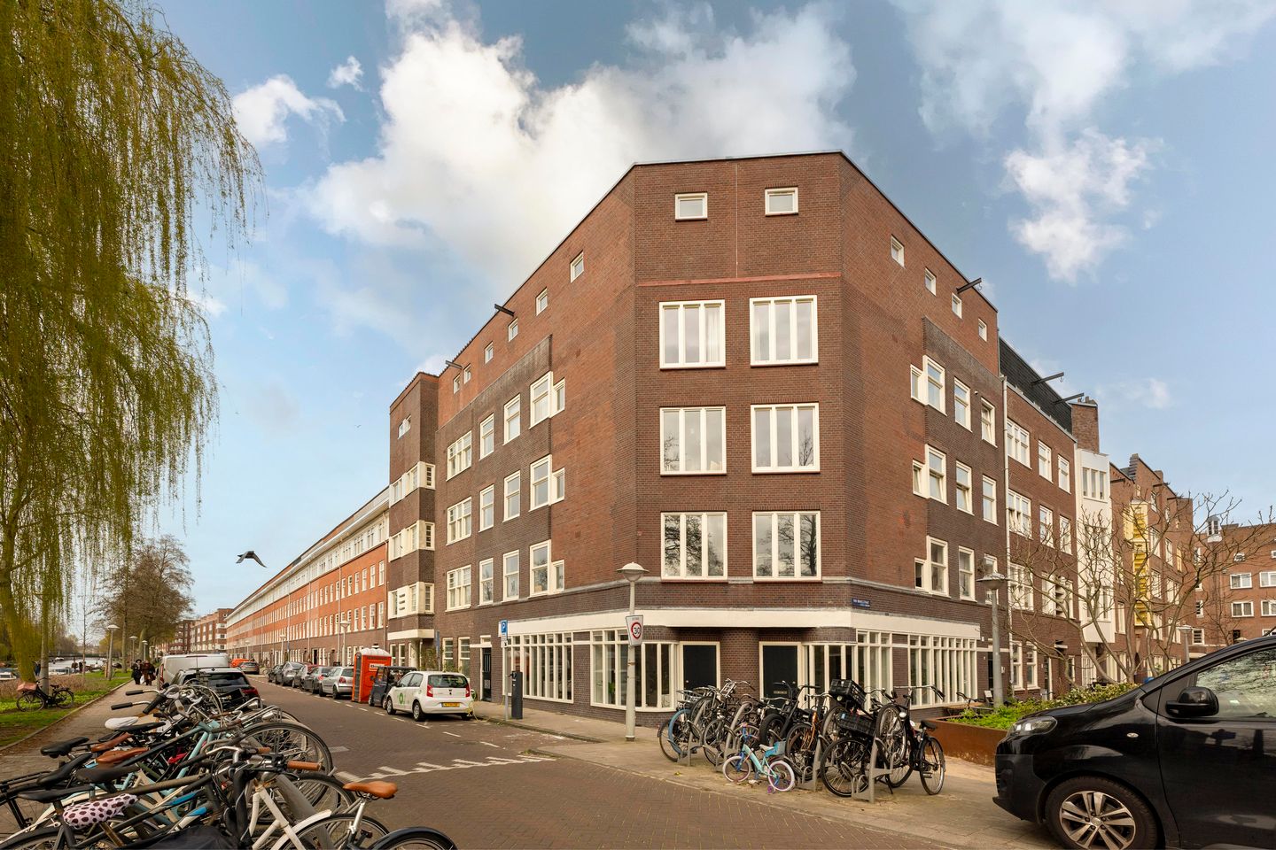 Stylishly Renovated Ground-Floor Corner Apartment with City Garden and Canal Views — 19