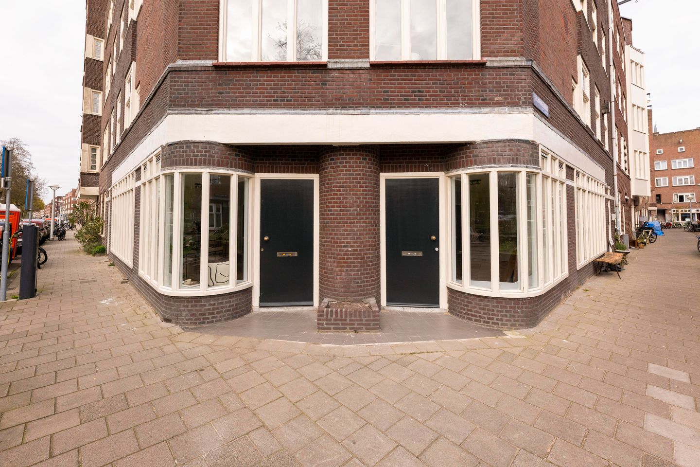 Stylishly Renovated Ground-Floor Corner Apartment with City Garden and Canal Views — 20