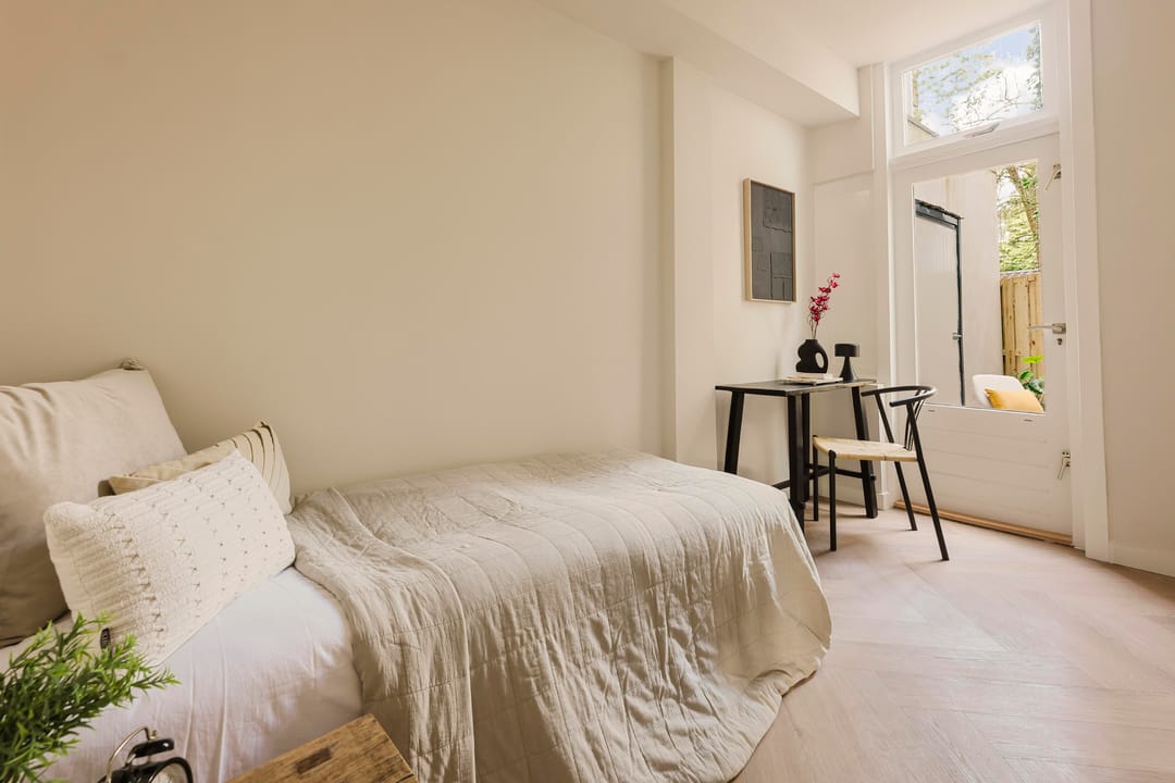 Stylishly Renovated Ground-Floor Corner Apartment with City Garden and Canal Views — 13