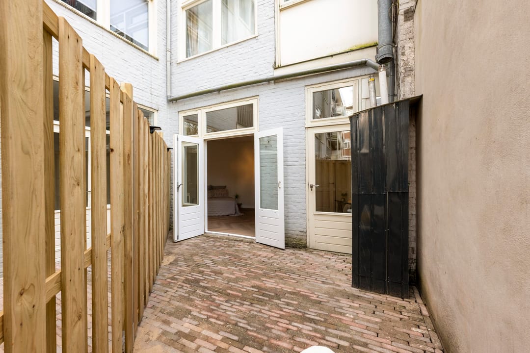 Stylishly Renovated Ground-Floor Corner Apartment with City Garden and Canal Views — 16