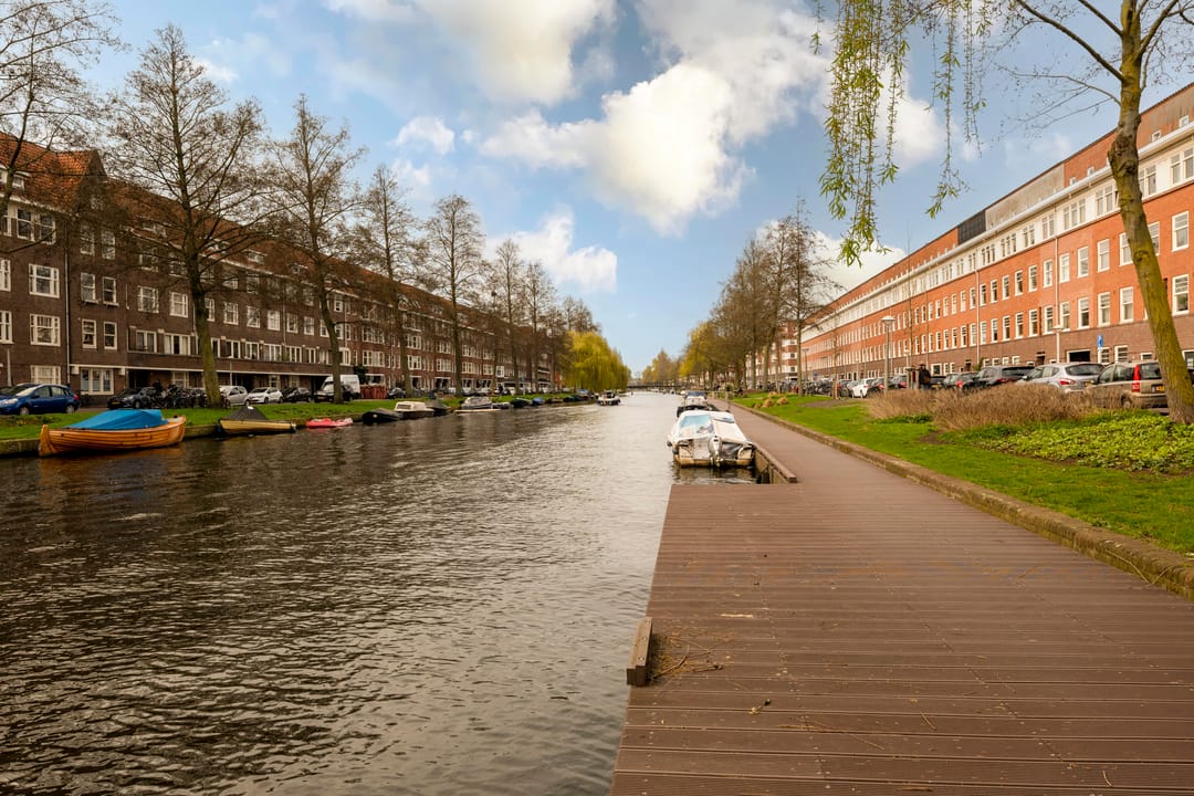 Stylishly Renovated Ground-Floor Corner Apartment with City Garden and Canal Views — 23